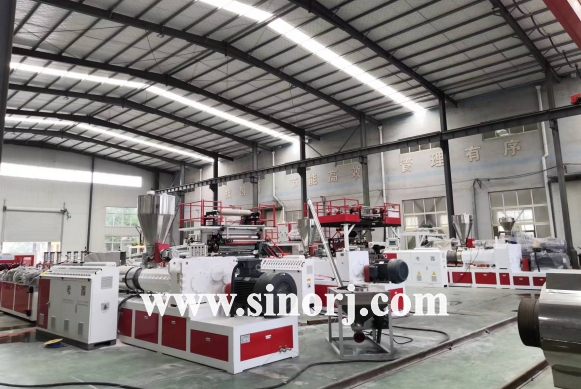 等待發(fā)貨的三套設(shè)備：PVC木塑中空門板設(shè)備，仿大理石設(shè)備，SPC地板設(shè)備。