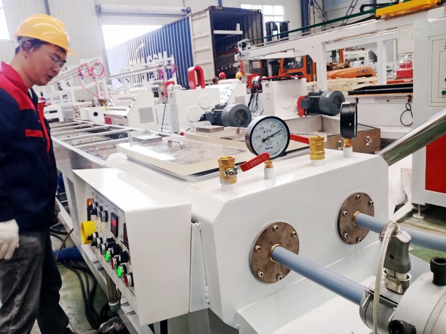 一出二pvc穿線管生產(chǎn)線試機(jī)與pvc仿大理石板生產(chǎn)線裝柜發(fā)貨同時進(jìn)行中。。。。。。