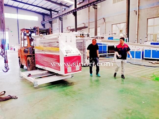 埃及發(fā)泡板設(shè)備裝柜發(fā)貨中