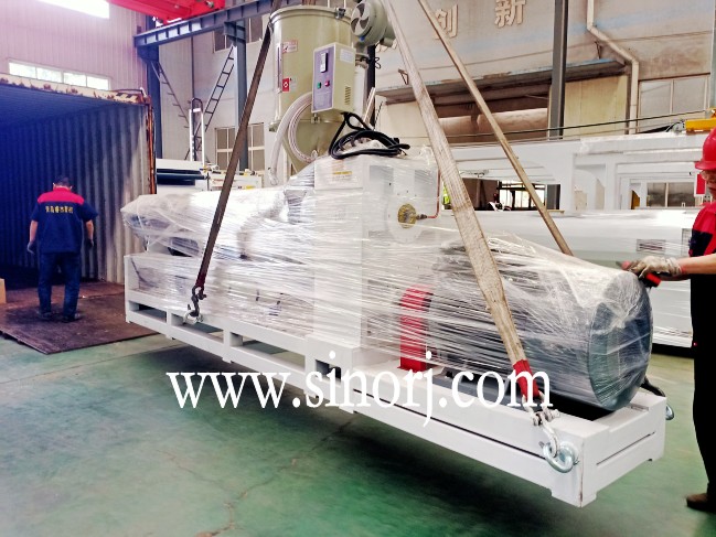 前幾天abs管材生產(chǎn)線，今天UV大理石板生產(chǎn)線，過兩天格柵板生產(chǎn)線裝柜裝柜發(fā)貨發(fā)貨