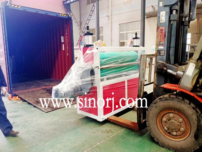 發(fā)往南美的lvt地板生產(chǎn)線spc地板設(shè)備裝柜中